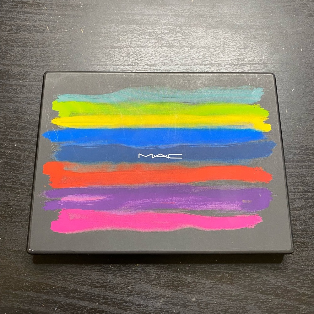 MAC Cosmetics- Art Library “It’s Designer Palette”